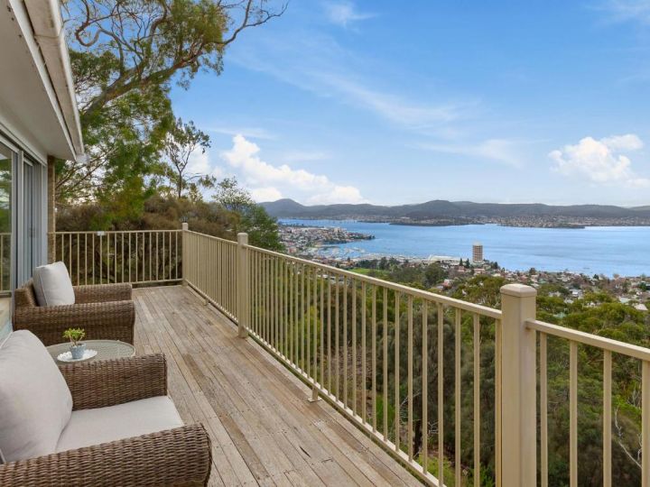Spectacular Views - 5 Bedroom House and Unit Guest house, Sandy Bay - imaginea 15
