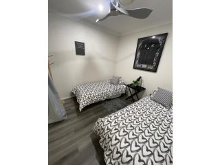 Spectacular Waterfront Holiday Villa Guest house, Banksia Beach - 3