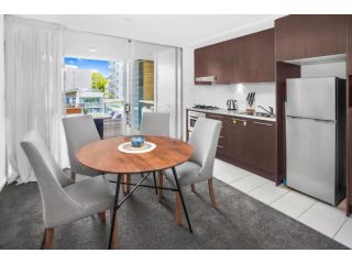 Stylish Split Level Apartment 13 Minutes From City Apartment, Brisbane - 1