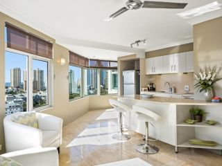 Split level penthouse Entire top 2 floors Apartment, Gold Coast - 4