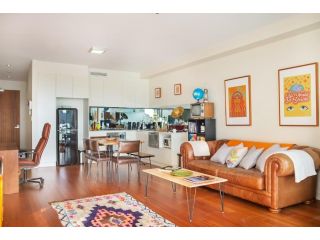Sprawling Modern City Pad Opposite Enmore Theatre Apartment, Sydney - 4