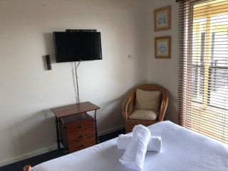 Squid's Ink Motel Hotel, Belmont - 5