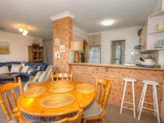 St James 6, Stylish Airconditioned Retreat Apartment, Tuncurry - 4