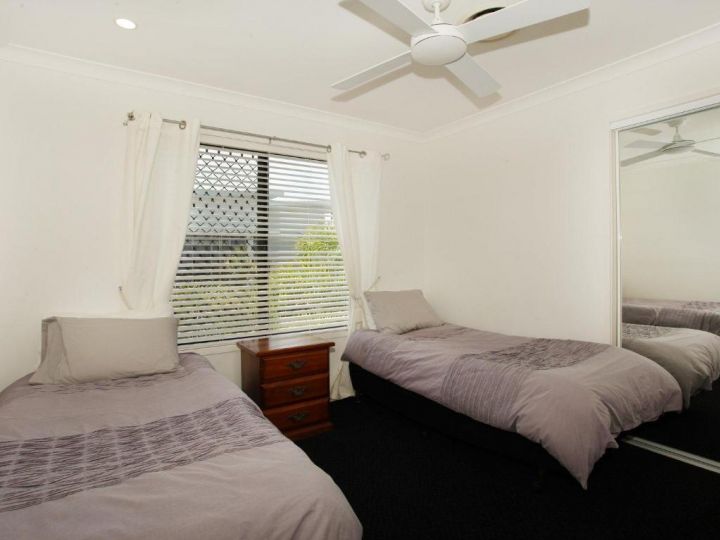 St Lucia 11 - Four Bedroom Canal Home with Pool Guest house, Buddina - imaginea 16