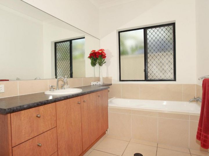 St Lucia 11 - Four Bedroom Canal Home with Pool Guest house, Buddina - imaginea 8