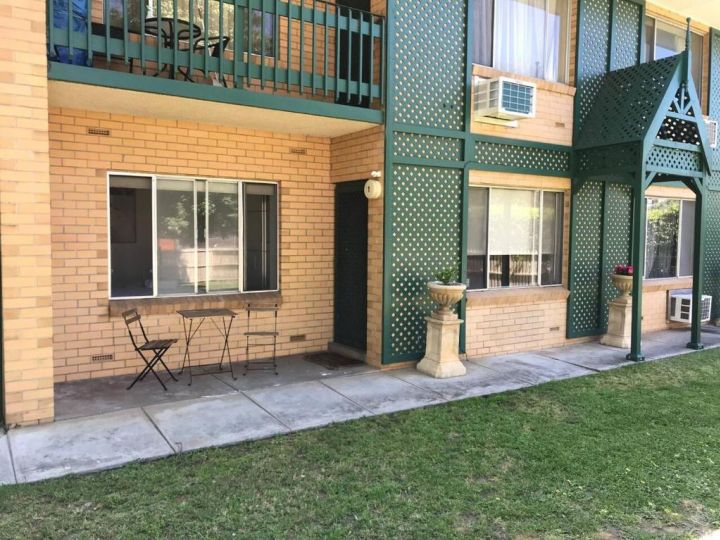 Stay in spacious, homely unit in prestigious area Apartment, South Australia - imaginea 1