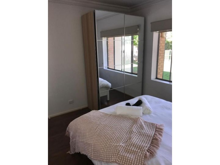 Stay in spacious, homely unit in prestigious area Apartment, South Australia - imaginea 15
