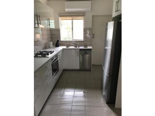 Stay in spacious, homely unit in prestigious area Apartment, South Australia - 3