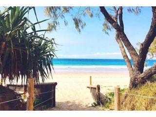 Steps From The Beach 3br Apt FREE Wifi,Pool,Parking,Apple TV Apartment, Mudjimba - 2