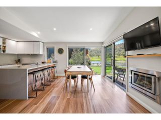 Stillwater Chalet A- Lake Crackenback Guest house, Crackenback - 1