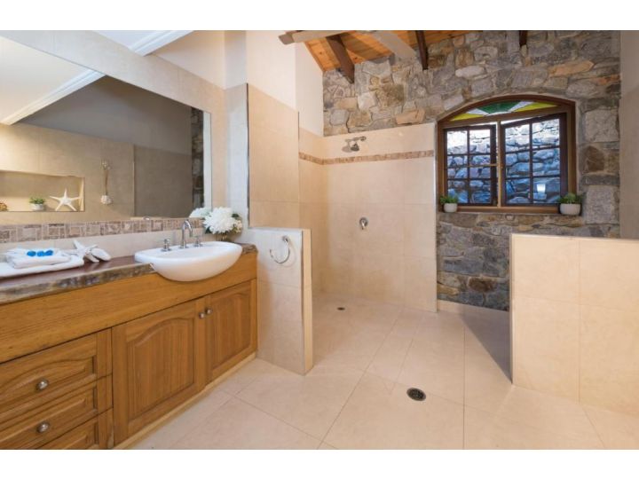 Stonehouse Haven on Airlie Guest house, Cannonvale - imaginea 7