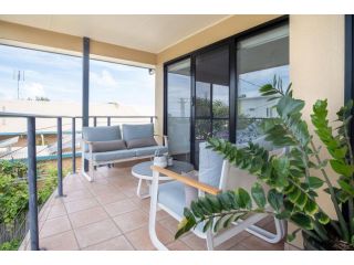 Stones Throw To Shelly Beach - Pet Friendly only a minutes walk to Shelly Beach! Guest house, Caloundra - 3