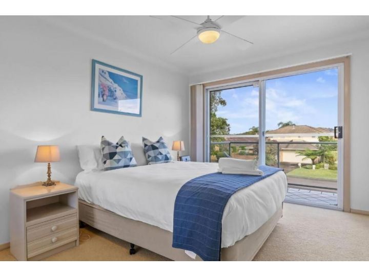 Stones throw to the beach in Fingal Bay Apartment, Fingal Bay - imaginea 9
