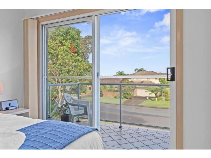 Stones throw to the beach in Fingal Bay Apartment, Fingal Bay - imaginea 12