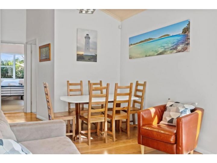 Stones throw to the beach in Fingal Bay Apartment, Fingal Bay - imaginea 4