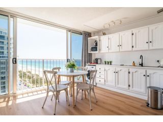 Stunning 1BR Unit Opposite Surfers Paradise Beach Apartment, Gold Coast - 4