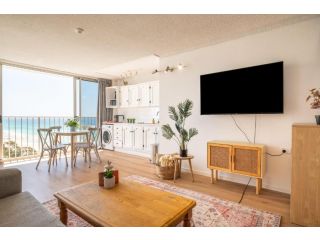 Stunning 1BR Unit Opposite Surfers Paradise Beach Apartment, Gold Coast - 3