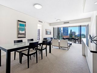 Stunning 2 Bed Ocean Facing Apartment in Sierra Grand Apartment, Gold Coast - 3