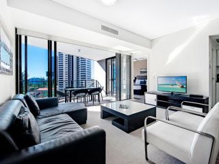 Stunning 2 Bed Ocean Facing Apartment in Sierra Grand Apartment, Gold Coast - 4