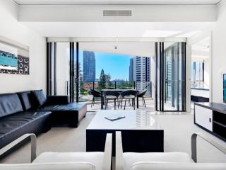 Stunning 2 Bed Ocean Facing Apartment in Sierra Grand Apartment, Gold Coast - 2