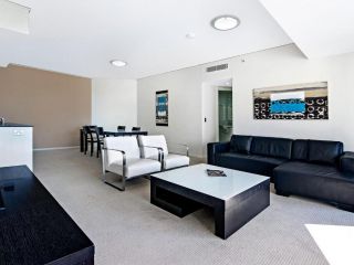 Stunning 2 Bed Ocean Facing Apartment in Sierra Grand Apartment, Gold Coast - 5