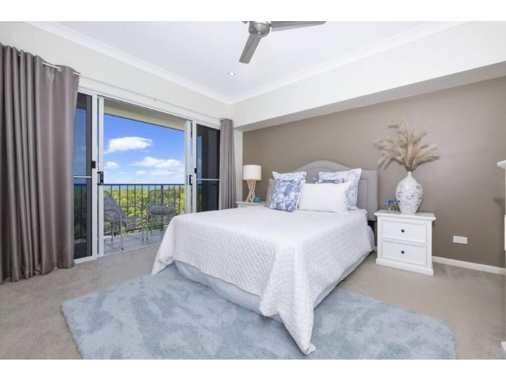 Stunning 2 bedroom apartment with ocean views Apartment, Queensland - imaginea 4