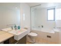 Stunning 2BR Apartment In Central Location - Fast WIFI & Pool Apartment, Sydney - thumb 9