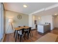 Stunning 2BR Apartment In Central Location - Fast WIFI & Pool Apartment, Sydney - thumb 4