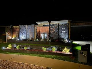 Stunning 2BR whole house with lockup garage, Spa, landscaped backyard at Mildura Guest house, Mildura - 2