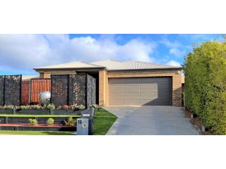 Stunning 2BR whole house with lockup garage, Spa, landscaped backyard at Mildura Guest house, Mildura - 1