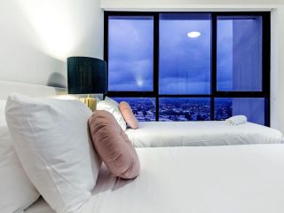 Stunning and Spacious Apartment with Ocean views Sierra Grand Broadbeach Apartment, Gold Coast - 3
