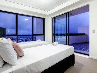 Stunning and Spacious Apartment with Ocean views Sierra Grand Broadbeach Apartment, Gold Coast - 4