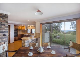 Stunning Clifftop Location - 213 Mitchell Pde Guest house, Mollymook - 1