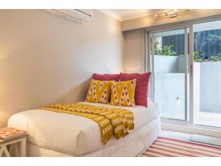 Stunning Harbourside Home with Panoramic Views Apartment, Sydney - 4