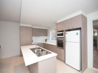 Stunning Holiday Townhouse Guest house, Tea Gardens - 1