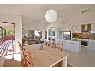 Stunning Home with Spectacular Views Guest house, Coolum Beach - 5