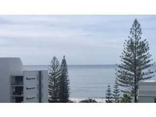 Stunning Ocean Views, 3 Minute Walk To The Sand Guest house, Caloundra - 3