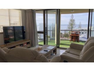 Stunning Ocean Views, 3 Minute Walk To The Sand Guest house, Caloundra - 5