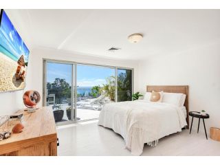 Stunning Oceanview Retreat Between Beach and Bush Guest house, Gold Coast - 3