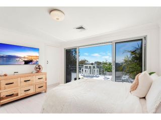 Stunning Oceanview Retreat Between Beach and Bush Guest house, Gold Coast - 1