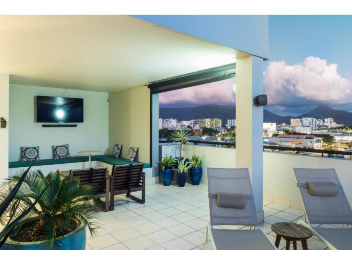 Stunning Penthouse at Mcleod Street Apartment, Cairns - imaginea 1