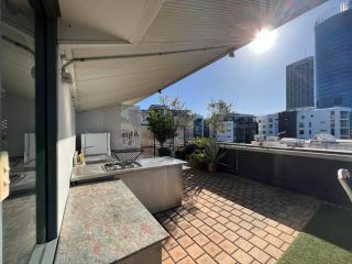 STUNNING! TOP FLOOR ROOF TERRACE 2CAR WIFI WINE Apartment, Perth - 1