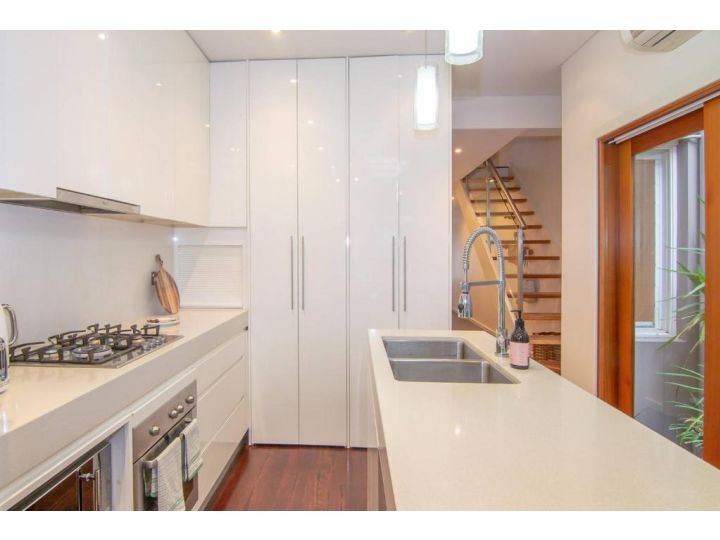 Surry Hills Townhouse, stylish & modern, close to station & city Guest house, Sydney - imaginea 5