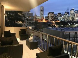 Inner City Harbour Views With Parking Apartment, Sydney - 5