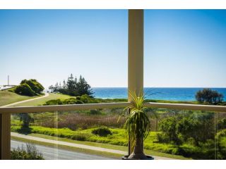 Beach Breakers Apartment - Stunning Views Apartment, Kianga - 1