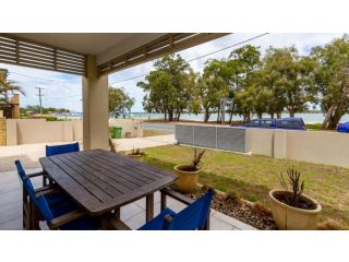 Stunning Waterfront Home with pool - Sylvan Beach Esp, Bellara Guest house, Bellara - 1