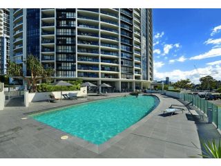 Stylish 1 Bedroom Apartment in Sierra Grand Apartment, Gold Coast - 3