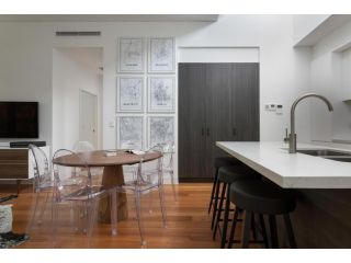 Stylish 2-Bed Apartment with BBQ Patio Near Beach Apartment, Sydney - 1