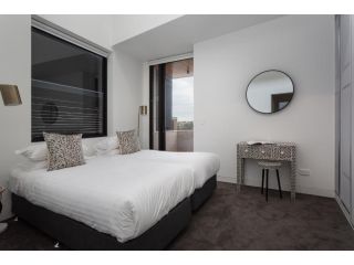 Stylish 2-Bed Apartment with BBQ Patio Near Beach Apartment, Sydney - 5