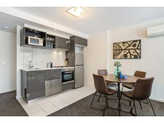 Stylish 2-Bed Apartment in Hip Area Apartment, Melbourne - 5